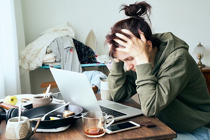 Vrouw in Vlaanderen die haar geduld verliest omdat haar leidingen verstopt zitten.