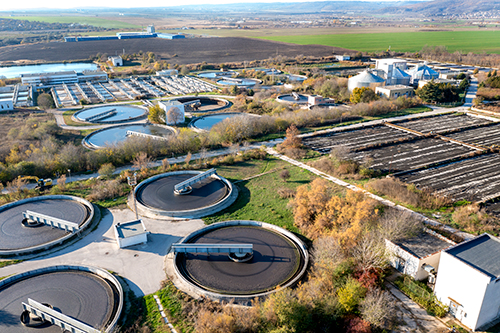 Een verwerkingscentrum van afvalwater in een groene omging.