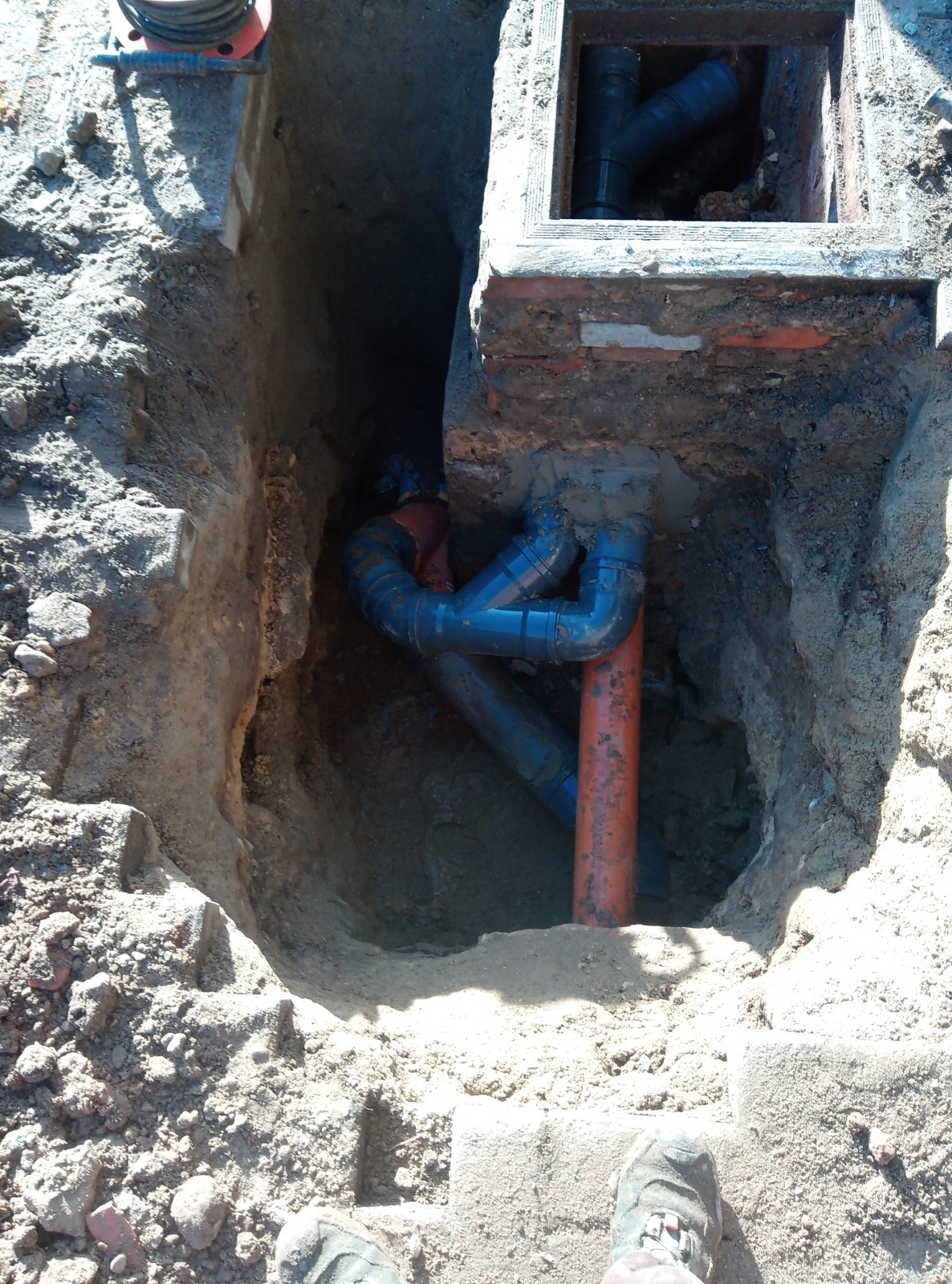Sifonput afsluiten en het gebouw aansluiten op het riool in Maaseik